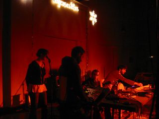 Pixels 06, 2, 22 et 28 décembre 2006 — photo 2 (Armelle — 22 décembre, Salle de la Bourse)