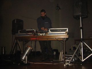 Pixels 06, 2, 22 et 28 décembre 2006 — photo 13 (Armelle — 22 décembre, Salle de la Bourse)