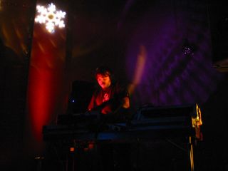 Pixels 06, 2, 22 et 28 décembre 2006 — photo 16 (Armelle — 22 décembre, Salle de la Bourse)